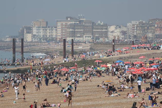 . 24 05 2026. Brighton , United Kingdom. Visitors enjoy the hot weather in Brighton as the UK heatwave continues.  xStephenxLockx xi-Imagesx IIM-26788-0020