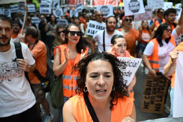 May 24, 2026, Madrid, Madrid, Spain: Thousands of demonstrators march through central Madrid to demand affordable housing and protest against rising rental prices, as the Spanish capital joins nationwide mobilizations calling for stronger housing protections and access to decent homes. Madrid Spain  - ZUMAd308 20260524_zsp_d308_007 Copyright: xJuanxCarlosxLucasx