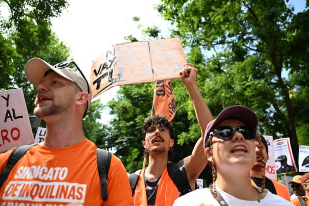May 24, 2026, Madrid, Madrid, Spain: Thousands of demonstrators march through central Madrid to demand affordable housing and protest against rising rental prices, as the Spanish capital joins nationwide mobilizations calling for stronger housing protections and access to decent homes. Madrid Spain  - ZUMAd308 20260524_zsp_d308_008 Copyright: xJuanxCarlosxLucasx