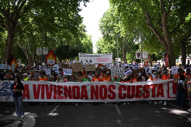May 24, 2026, Madrid, Madrid, Spain: Thousands of demonstrators march through central Madrid to demand affordable housing and protest against rising rental prices, as the Spanish capital joins nationwide mobilizations calling for stronger housing protections and access to decent homes. Madrid Spain  - ZUMAd308 20260524_zsp_d308_017 Copyright: xJuanxCarlosxLucasx