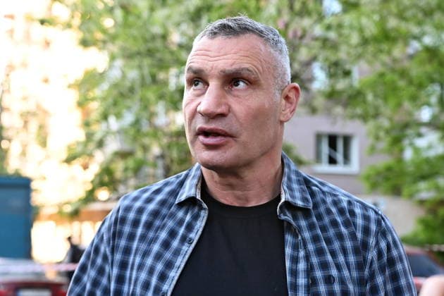 Russia targets Ukrainian capital Kyiv with ballistic missiles - 24 May 2026 Kyiv Mayor Vitaliy Klitschko speaks to residents near a damaged building after Russian strikes in Kyiv. A large ballistic missile attack pounded Kyiv early on May 24, authorities said, wounding at least five people after Moscow threatened retaliation for strikes in Russian-occupied eastern Ukraine. Kyiv Ukraine Copyright: xAleksandrxGusevx xSOPAxImagesx Oleksandr_Gusev_balistic_Kyiv_20260524(14)