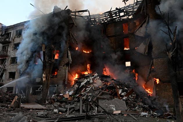 Russia targets Ukrainian capital Kyiv with ballistic missiles - 24 May 2026 Firefighters work at the scene of a fire in a destroyed apartment building as a result of a Russian missile attack. A large ballistic missile attack pounded Kyiv early on May 24, authorities said, wounding at least five people after Moscow threatened retaliation for strikes in Russian-occupied eastern Ukraine. Kyiv Ukraine Copyright: xAleksandrxGusevx xSOPAxImagesx Oleksandr_Gusev_balistic_Kyiv_20260524(2)