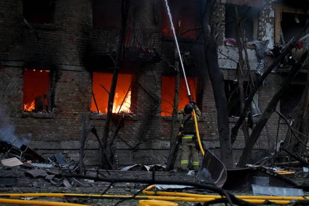 Russia targets Ukrainian capital Kyiv with ballistic missiles - 24 May 2026 Firefighters work at the scene of a fire in a destroyed apartment building as a result of a Russian missile attack. A large ballistic missile attack pounded Kyiv early on May 24, authorities said, wounding at least five people after Moscow threatened retaliation for strikes in Russian-occupied eastern Ukraine. Kyiv Ukraine Copyright: xAleksandrxGusevx xSOPAxImagesx Oleksandr_Gusev_balistic_Kyiv_20260524(3)