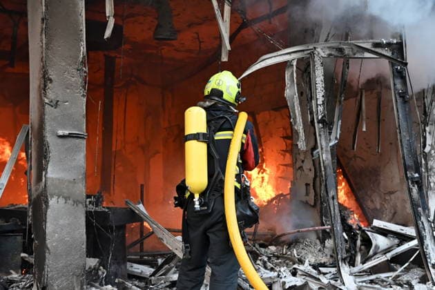 Russia targets Ukrainian capital Kyiv with ballistic missiles - 24 May 2026 Ukrainian firefighters try to stop fire in a heavily damaged building following Russian strikes in Kyiv. A large ballistic missile attack pounded Kyiv early on May 24, authorities said, wounding at least five people after Moscow threatened retaliation for strikes in Russian-occupied eastern Ukraine. Kyiv Ukraine Copyright: xAleksandrxGusevx xSOPAxImagesx Oleksandr_Gusev_balistic_Kyiv_20260524(8)
