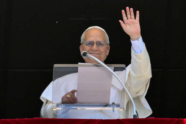 ITALY - POPE LEO XIV ADDRESSES THE CROWD FROM THE WINDOW OF THE APOSTOLIC PALACE OVERLOOKING ST PETER S SQUARE DURING THE RIGINA CAELI PRAYER IN THE VATICAN- 2026 5 24 Italy, Rome, Vatican, 2026 5 24.Pope Leo XIV addresses the crowd from the window of the apostolic palace overlooking St. Peter s square during the Regina Caeli prayer in The Vatican EDITORIAL USE ONLY - NO BOOKS Copyright: xVATICANxMEDIAx