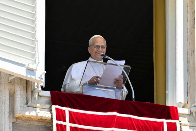 ITALY - POPE LEO XIV ADDRESSES THE CROWD FROM THE WINDOW OF THE APOSTOLIC PALACE OVERLOOKING ST PETER S SQUARE DURING THE RIGINA CAELI PRAYER IN THE VATICAN- 2026 5 24 Italy, Rome, Vatican, 2026 5 24.Pope Leo XIV addresses the crowd from the window of the apostolic palace overlooking St. Peter s square during the Regina Caeli prayer in The Vatican EDITORIAL USE ONLY - NO BOOKS Copyright: xVATICANxMEDIAx