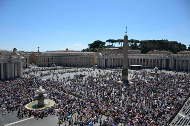 ITALY - POPE LEO XIV ADDRESSES THE CROWD FROM THE WINDOW OF THE APOSTOLIC PALACE OVERLOOKING ST PETER S SQUARE DURING THE RIGINA CAELI PRAYER IN THE VATICAN- 2026 5 24 Italy, Rome, Vatican, 2026 5 24.Pope Leo XIV addresses the crowd from the window of the apostolic palace overlooking St. Peter s square during the Regina Caeli prayer in The Vatican EDITORIAL USE ONLY - NO BOOKS Copyright: xVATICANxMEDIAx