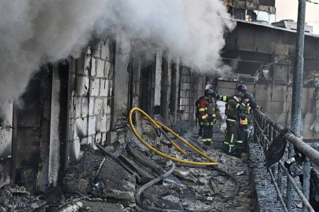 Russia targets Ukrainian capital Kyiv with ballistic missiles - 24 May 2026 Ukrainian firefighters try to stop fire in a heavily damaged building following Russian strikes in Kyiv. A large ballistic missile attack pounded Kyiv early on May 24, authorities said, wounding at least five people after Moscow threatened retaliation for strikes in Russian-occupied eastern Ukraine. Kyiv Ukraine Copyright: xAleksandrxGusevx xSOPAxImagesx Oleksandr_Gusev_balistic_Kyiv_20260524(10)