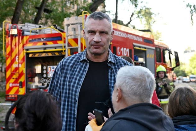 News Bilder des Tages Russia targets Ukrainian capital Kyiv with ballistic missiles - 24 May 2026 Kyiv Mayor Vitaliy Klitschko speaks to residents near a damaged building after Russian strikes in Kyiv. A large ballistic missile attack pounded Kyiv early on May 24, authorities said, wounding at least five people after Moscow threatened retaliation for strikes in Russian-occupied eastern Ukraine. Kyiv Ukraine Copyright: xAleksandrxGusevx xSOPAxImagesx Oleksandr_Gusev_balistic_Kyiv_20260524(15)