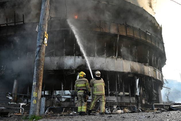 Russia targets Ukrainian capital Kyiv with ballistic missiles - 24 May 2026 Ukrainian firefighters try to stop fire in a heavily damaged building following Russian strikes in Kyiv. A large ballistic missile attack pounded Kyiv early on May 24, authorities said, wounding at least five people after Moscow threatened retaliation for strikes in Russian-occupied eastern Ukraine. Kyiv Ukraine Copyright: xAleksandrxGusevx xSOPAxImagesx Oleksandr_Gusev_balistic_Kyiv_20260524(5)