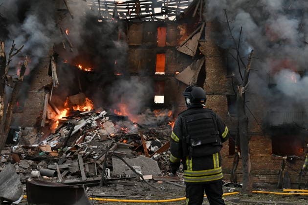 Russia targets Ukrainian capital Kyiv with ballistic missiles - 24 May 2026 Firefighters work at the scene of a fire in a destroyed apartment building as a result of a Russian missile attack. A large ballistic missile attack pounded Kyiv early on May 24, authorities said, wounding at least five people after Moscow threatened retaliation for strikes in Russian-occupied eastern Ukraine. Kyiv Ukraine Copyright: xAleksandrxGusevx xSOPAxImagesx Oleksandr_Gusev_balistic_Kyiv_20260524(6)