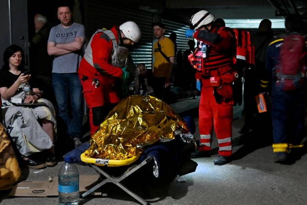 May 24, 2026, Kyiv, Ukraine: Red Cross medics provide first aid to victims of a Russian missile attack. A large ballistic missile attack pounded Kyiv early on May 24, authorities said, wounding at least five people after Moscow threatened retaliation for strikes in Russian-occupied eastern Ukraine. Kyiv Ukraine  - ZUMAs197 20260524_aaa_s197_009 Copyright: xAleksandrxGusevx