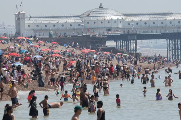 . 24 05 2026. Brighton , United Kingdom. Visitors enjoy the hot weather in Brighton as the UK heatwave continues.  xStephenxLockx xi-Imagesx IIM-26788-0026