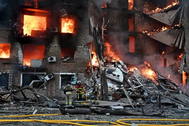 News Bilder des Tages May 24, 2026, Kyiv, Ukraine: Firefighters work at the scene of a fire in a destroyed apartment building as a result of a Russian missile attack. A large ballistic missile attack pounded Kyiv early on May 24, authorities said, wounding at least five people after Moscow threatened retaliation for strikes in Russian-occupied eastern Ukraine. Kyiv Ukraine  - ZUMAs197 20260524_aaa_s197_021 Copyright: xAleksandrxGusevx