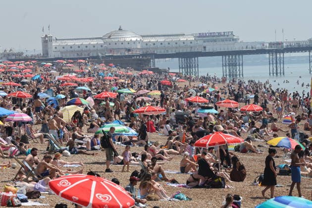 . 24 05 2026. Brighton , United Kingdom. Visitors enjoy the hot weather in Brighton as the UK heatwave continues.  xStephenxLockx xi-Imagesx IIM-26788-0027
