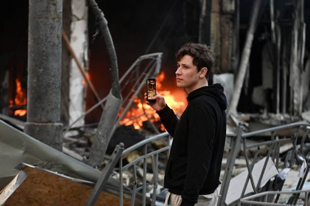 May 24, 2026, Kyiv, Ukraine: A man takes a photo of a fire in a heavily damaged building after Russian strikes in Kyiv. A large ballistic missile attack pounded Kyiv early on May 24, authorities said, wounding at least five people after Moscow threatened retaliation for strikes in Russian-occupied eastern Ukraine. Kyiv Ukraine  - ZUMAs197 20260524_aaa_s197_022 Copyright: xAleksandrxGusevx