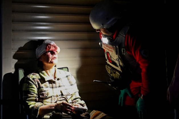 May 24, 2026, Kyiv, Ukraine: Red Cross medics provide first aid to victims of a Russian missile attack. A large ballistic missile attack pounded Kyiv early on May 24, authorities said, wounding at least five people after Moscow threatened retaliation for strikes in Russian-occupied eastern Ukraine. Kyiv Ukraine  - ZUMAs197 20260524_aaa_s197_025 Copyright: xAleksandrxGusevx