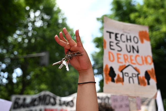 May 24, 2026, Madrid, Madrid, Spain: Thousands of demonstrators march through central Madrid to demand affordable housing and protest against rising rental prices, as the Spanish capital joins nationwide mobilizations calling for stronger housing protections and access to decent homes. Madrid Spain - ZUMAd308 20260524_zsp_d308_009 Copyright: xJuanxCarlosxLucasx