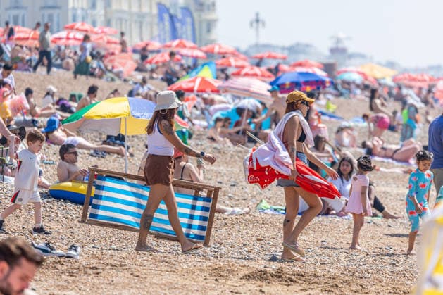 May 24, 2026, Brighton, UK: Brighton, UK. Sun seekers enjoy the hot weather on Brighton Beach, East Sussex today as weather forecasters issue Amber weather warnings for high temperatures this Bank Holiday weekend. The Met Office has predicted a mini heatwave for the May Bank Holiday and school half term with temperatures expected to hit over 32c in London and the South East this week, possibly making it the hottest May on record. Brighton UK  - ZUMAl94_ 20260524_zaf_l94_020 Copyright: xAlexxLentatix