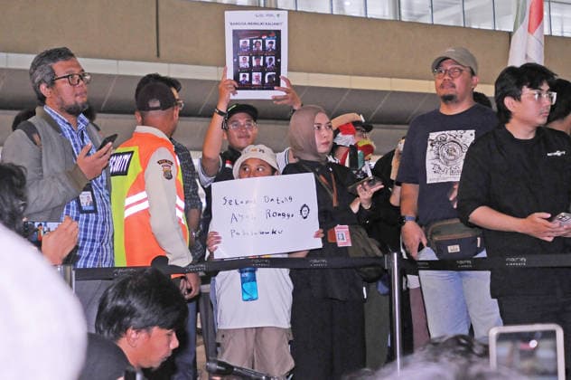 Global Sumud Flotilla volunteers reunite with families after return home in Indonesia TANGERANG, BANTEN, MAY 24: Humanitarian volunteers participating in the Global Sumud Flotilla (GSF) humanitarian mission to Gaza arrived at Soekarno-Hatta International Airport in Tangerang, Indonesia, on May 24, 2026. Nine Indonesian volunteers from the Global Sumud Flotilla (GSF) arrived in Istanbul after being released from Israeli military detention for attempting to deliver medical and logistical aid to Gaza. As part of the flotilla’s 2026 mission, nearly 1,000 volunteers from 70 countries sailed toward Gaza, with more than 400 activists reaching the sea before being intercepted by security forces. Dasril Roszandi Anadolu Tangerang Indonesia. Editor  Copyright: x2026xAnadoluxDasrilxRoszandix