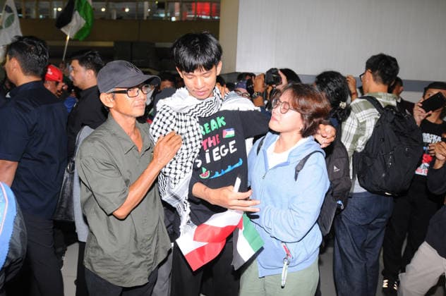 Global Sumud Flotilla volunteers reunite with families after return home in Indonesia TANGERANG, BANTEN, MAY 24: Upon arriving in Indonesia, a number of humanitarian mission volunteers meet with relatives and are greeted by their families as an expression of gratitude for their safe return after completing a humanitarian mission to Gaza, at Soekarno-Hatta Airport on May 24, 2026. Nine Indonesian volunteers from the Global Sumud Flotilla (GSF) arrived in Istanbul after being released from Israeli military detention for attempting to deliver medical and logistical aid to Gaza. As part of the flotilla’s 2026 mission, nearly 1,000 volunteers from 70 countries sailed toward Gaza, with more than 400 activists reaching the sea before being interce  Copyright: x2026xAnadoluxDasrilxRoszandix