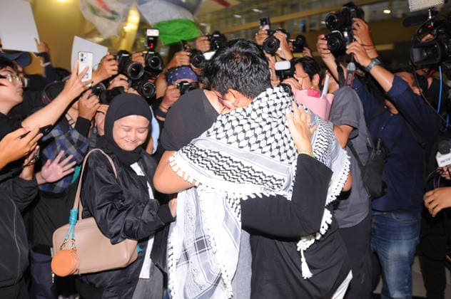 Global Sumud Flotilla volunteers reunite with families after return home in Indonesia TANGERANG, BANTEN, MAY 24: Upon arriving in Indonesia, a number of humanitarian mission volunteers meet with relatives and are greeted by their families as an expression of gratitude for their safe return after completing a humanitarian mission to Gaza, at Soekarno-Hatta Airport on May 24, 2026. Nine Indonesian volunteers from the Global Sumud Flotilla (GSF) arrived in Istanbul after being released from Israeli military detention for attempting to deliver medical and logistical aid to Gaza. As part of the flotilla’s 2026 mission, nearly 1,000 volunteers from 70 countries sailed toward Gaza, with more than 400 activists reaching the sea before being interce  Copyright: x2026xAnadoluxDasrilxRoszandix