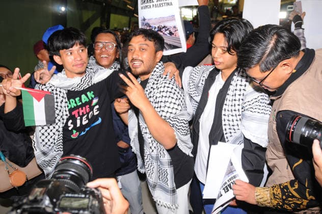 Global Sumud Flotilla volunteers reunite with families after return home in Indonesia TANGERANG, BANTEN, MAY 24: Upon arriving in Indonesia, a number of humanitarian mission volunteers meet with relatives and are greeted by their families as an expression of gratitude for their safe return after completing a humanitarian mission to Gaza, at Soekarno-Hatta Airport on May 24, 2026. Nine Indonesian volunteers from the Global Sumud Flotilla (GSF) arrived in Istanbul after being released from Israeli military detention for attempting to deliver medical and logistical aid to Gaza. As part of the flotilla’s 2026 mission, nearly 1,000 volunteers from 70 countries sailed toward Gaza, with more than 400 activists reaching the sea before being interce  Copyright: x2026xAnadoluxDasrilxRoszandix