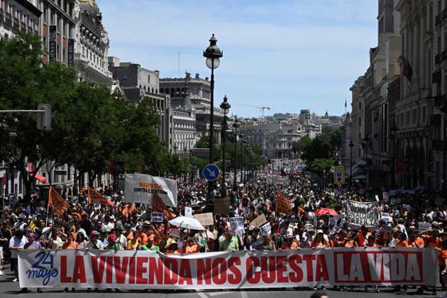 News Bilder des Tages May 24, 2026, Madrid, Madrid, Spain: Thousands of demonstrators march through central Madrid to demand affordable housing and protest against rising rental prices, as the Spanish capital joins nationwide mobilizations calling for stronger housing protections and access to decent homes. Madrid Spain  - ZUMAd308 20260524_zsp_d308_027 Copyright: xJuanxCarlosxLucasx