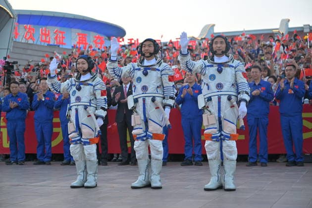 News Bilder des Tages (260524) -- JIUQUAN, May 24, 2026 -- Chinese astronauts Zhu Yangzhu (R), Zhang Zhiyuan (C) and Li Jiaying attend the send-off ceremony at the Jiuquan Satellite Launch Center in northwest China, May 24, 2026. A send-off ceremony for the three Chinese astronauts of the Shenzhou-23 crewed space mission was held here on Sunday. ) (SpotNews)CHINA-SHENZHOU-23-SEND-OFF CEREMONY (CN) CaixYang 