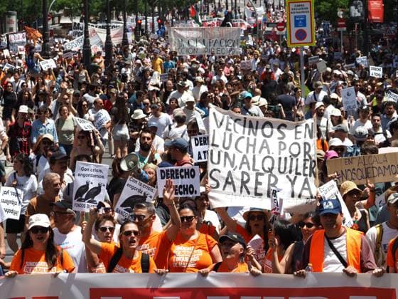 May 24, 2026, Madrid, Madrid, Spain: MADRID, SPAIN - MAY 24: Hundreds of people protest against the Community of Madrid regional government over the lack of social housing, the rise of tourist apartments, and skyrocketing rental prices. Demonstrators demand new regulations and improvements to housing conditions. Madrid Spain  - ZUMAh199 20260524_zip_h199_007 Copyright: xAaronxHerediax