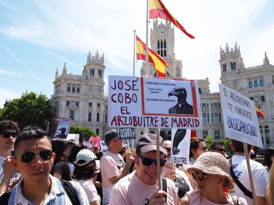 May 24, 2026, Madrid, Madrid, Spain: MADRID, SPAIN - MAY 24: Hundreds of people protest against the Community of Madrid regional government over the lack of social housing, the rise of tourist apartments, and skyrocketing rental prices. Demonstrators demand new regulations and improvements to housing conditions. Madrid Spain  - ZUMAh199 20260524_zip_h199_010 Copyright: xAaronxHerediax