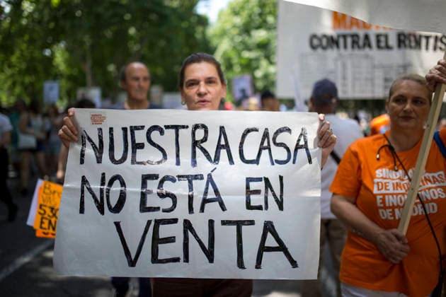 May 24, 2026, Madrid, Madrid, Spain: Hundreds of people carrying signs took to the streets of Madrid to demand that the constitutional right to decent, adequate, and sustainable housing be guaranteed in the face of speculation. This is a nationwide protest involving more than 30 Spanish cities, where people have taken to the streets. Madrid Spain  - ZUMAs296 20260524_znp_s296_004 Copyright: xLuisxSotox