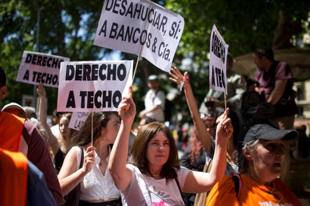 May 24, 2026, Madrid, Madrid, Spain: Hundreds of people carrying signs took to the streets of Madrid to demand that the constitutional right to decent, adequate, and sustainable housing be guaranteed in the face of speculation. This is a nationwide protest involving more than 30 Spanish cities, where people have taken to the streets. Madrid Spain - ZUMAs296 20260524_znp_s296_007 Copyright: xLuisxSotox