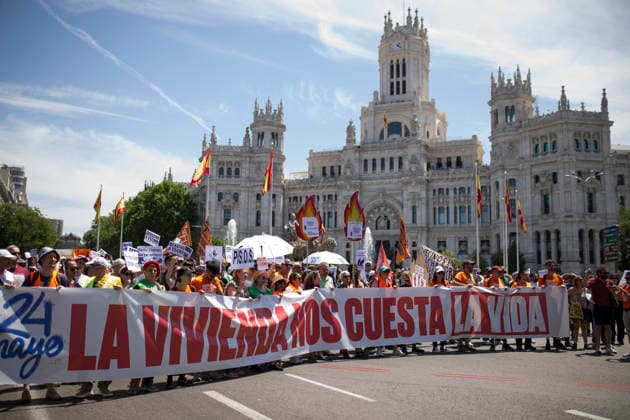 May 24, 2026, Madrid, Madrid, Spain: Hundreds of people carrying signs took to the streets of Madrid to demand that the constitutional right to decent, adequate, and sustainable housing be guaranteed in the face of speculation. This is a nationwide protest involving more than 30 Spanish cities, where people have taken to the streets. Madrid Spain - ZUMAs296 20260524_znp_s296_008 Copyright: xLuisxSotox