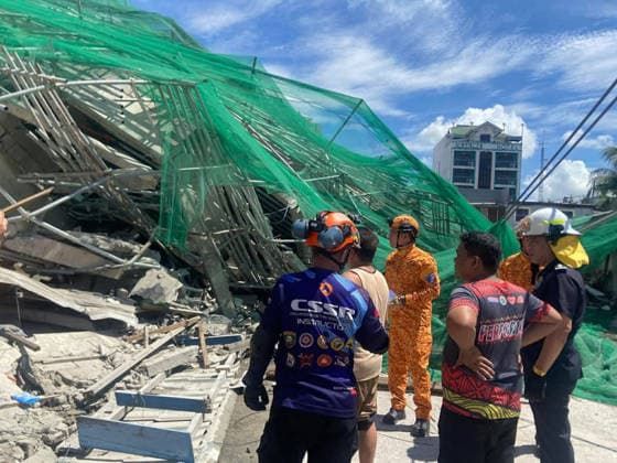 News Bilder des Tages Building collapsed in Philippines, trapping multiple people, killing at least one ANGELES, PAMPANGA PROVINCE, PHILIPPINES - MAY 24: (----EDITORIAL USE ONLY - MANDATORY CREDIT - BUREAU OF FIRE PROTECTION (BFP) HANDOUT - NO MARKETING NO ADVERTISING CAMPAIGNS - DISTRIBUTED AS A SERVICE TO CLIENTS----) Rescuers conduct search and rescue operations at the rubble of a building after it collapsed, in Angeles, Pampanga Province, Philippines, on May 24, 2026. One Malaysian national has been found dead, at least 24 were rescued alive and at least 21 are still missing, after the nine-storey building that was under construction collapsed, according to the local authorities. Search and rescue efforts are still underway. Bureau of Fire Protection H  Copyright: x2026xAnadoluxBureauxofxFirexProtectionx xHandoutx