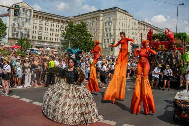 News Bilder des Tages Karneval der Kulturen 2026, Event, Strassenfest, , Multikulti, Berlin-Kreuzberg, Karneval der Kulturen 2026, Event, Strassenfest , Multikulti, Berlin-Kreuzberg, 30 Jahre Karneval der Kulturen, Samba, Start Nr. 1 Sapucaiu no Samba *** Carnival of Cultures 2026, event, street party, , multicultural, Berlin Kreuzberg, Carnival of Cultures 2026, event, street party, multicultural, Berlin Kreuzberg, 30 years Carnival of Cultures, Samba, Start Nr 1 Sapucaiu no Samba
