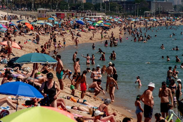 May 24, 2026, Barcelona, Spain: Beachgoers crowd and cool off at Bogatell beach in Barcelona, Spain, as hot temperatures reach the city during a busy tourist season. Barcelona Spain  - ZUMAb137 20260524_fap_b137_003 Copyright: xJordixBoixareux