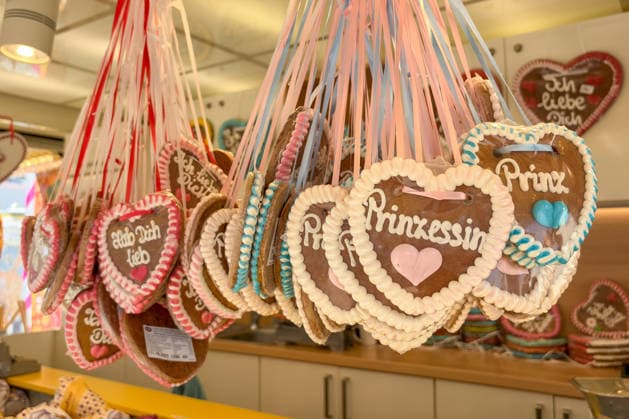 Freiburg im Breisgau GER, Volksfest-Süßigkeiten, Freiburg im Breisgau, 24.05.2026 Lebkuchenherzen mit Aufschriften wie Prinzessin, Prinz, Ich liebe Dich und Hab Dich lieb hängen an bunten Bändern auf einem Markt oder Volksfest zum Verkauf. *** Freiburg im Breisgau GER, Volksfest Süßigkeiten, Freiburg im Breisgau, 24 05 2026 Gingerbread hearts with inscriptions like Prinzessin, Prinz, Ich liebe Dich und Hab Dich lieb hanging on colorful ribbons at a market or folk festival for sale Copyright: xEibner-Pressefoto ThomasxHessx