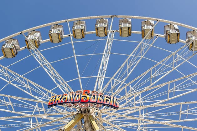 Freiburg im Breisgau GER, Volksfest, Freiburg im Breisgau, 24.05.2026 Das Riesenrad Grand Soleil vor einem strahlend blauen Sommerhimmel. *** Freiburg im Breisgau GER, Volksfest, Freiburg im Breisgau, 24 05 2026 The Grand Soleil Ferris wheel in front of a bright blue summer sky Copyright: xEibner-Pressefoto ThomasxHessx