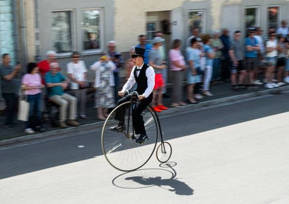News Bilder des Tages 1150 JAHRE SÖMMERDA - GROSSER FESTUMZUG ** NUR FÜR REDAKTIONELLE ZWECKE ** EDITORIAL USE ONLY **<p>24 05 2026-Sömmerda: 1150 Jahre Sömmerda - Großer Festumzug zum 1150-jährigen Stadtjubiläum unter dem Motto Gestern.Heute.Miteinander mit Vereinen, Schulen, Ortsteilen, Musikgruppen, Unternehmen und zahlreichen historischen sowie modernen Bildern durch die Innenstadt von Sömmerda. Der rund zwei Kilometer lange Umzug führte vom Martinipark und über die Erfurter Straße und den Anger bis zum Marktplatz. Die Festwoche zum Stadtjubiläum vom 18. bis 24. Mai 2026 bietet ausserdem Konzerte, Familien-Erlebniswelt, Mittelaltermarkt, Ausstellungen und Bühnenprogramme. im Foto: 50 Radfahrerverein Weinböhla e.V. ( Deutschland Thue Copyright: SaschaxFromm doc85zieaq7n8j18shb2udz ,EDITORIAL USE ONLY
