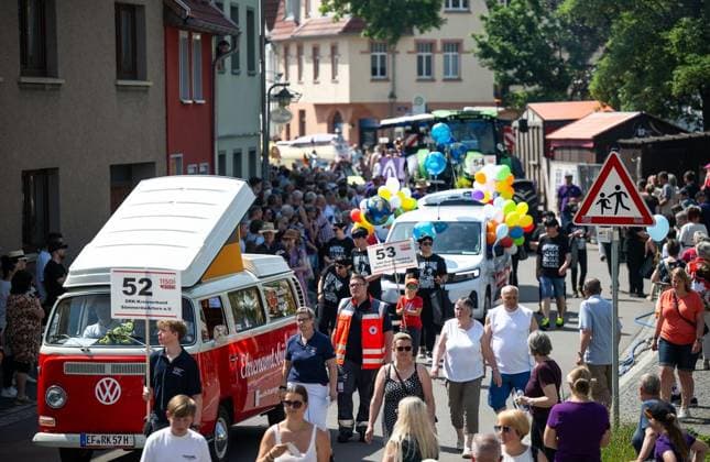 1150 JAHRE SÖMMERDA - GROSSER FESTUMZUG ** NUR FÜR REDAKTIONELLE ZWECKE ** EDITORIAL USE ONLY **<p>24 05 2026-Sömmerda: 1150 Jahre Sömmerda - Großer Festumzug zum 1150-jährigen Stadtjubiläum unter dem Motto Gestern.Heute.Miteinander mit Vereinen, Schulen, Ortsteilen, Musikgruppen, Unternehmen und zahlreichen historischen sowie modernen Bildern durch die Innenstadt von Sömmerda. Der rund zwei Kilometer lange Umzug führte vom Martinipark und über die Erfurter Straße und den Anger bis zum Marktplatz. Die Festwoche zum Stadtjubiläum vom 18. bis 24. Mai 2026 bietet ausserdem Konzerte, Familien-Erlebniswelt, Mittelaltermarkt, Ausstellungen und Bühnenprogramme. im Foto: ( Deutschland Thueringen Sömmerda Copyright: SaschaxFr Copyright: SaschaxFromm doc85zieaxka91r0y4j21 ,EDITORIAL USE ONLY