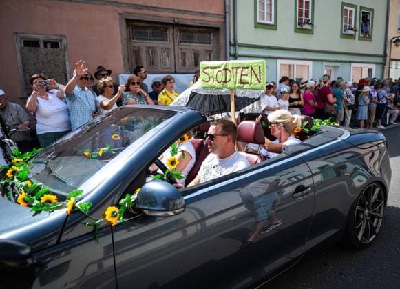 1150 JAHRE SÖMMERDA - GROSSER FESTUMZUG ** NUR FÜR REDAKTIONELLE ZWECKE ** EDITORIAL USE ONLY **<p>24 05 2026-Sömmerda: 1150 Jahre Sömmerda - Großer Festumzug zum 1150-jährigen Stadtjubiläum unter dem Motto Gestern.Heute.Miteinander mit Vereinen, Schulen, Ortsteilen, Musikgruppen, Unternehmen und zahlreichen historischen sowie modernen Bildern durch die Innenstadt von Sömmerda. Der rund zwei Kilometer lange Umzug führte vom Martinipark und über die Erfurter Straße und den Anger bis zum Marktplatz. Die Festwoche zum Stadtjubiläum vom 18. bis 24. Mai 2026 bietet ausserdem Konzerte, Familien-Erlebniswelt, Mittelaltermarkt, Ausstellungen und Bühnenprogramme. im Foto: 16 Ortsteil Stödten ( Deutschland Thueringen Sömmerd Copyright: SaschaxFromm doc85zif5wai9z1mh3n6n2d ,EDITORIAL USE ONLY