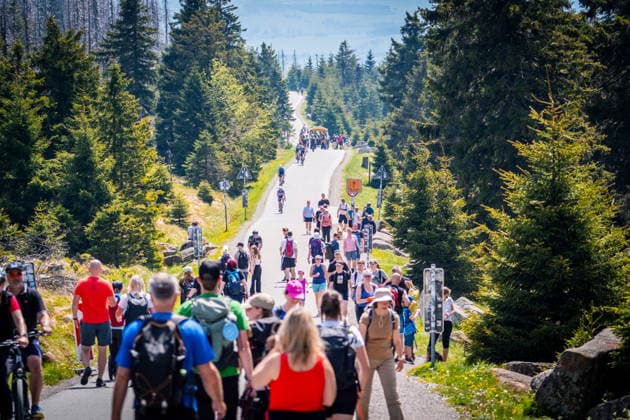 Zahlreiche Besucher und Wanderer auf dem Brocken im Harz am Pfingstsonntag. Warme Temperaturen und sonniges Feiertagswetter sorgten für starken Andrang auf den Wanderwegen und am Brockengipfel im Nationalpark Harz. Brocken Pfingstsonntag *** Numerous visitors and hikers on the Brocken in the Harz Mountains on Whitsunday Warm temperatures and sunny holiday weather ensured that the hiking trails and the Brocken summit in the Harz National Park were very busy Brocken Whitsunday