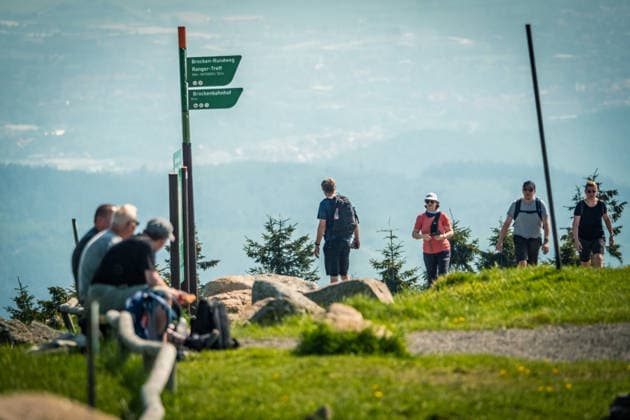 Zahlreiche Besucher und Wanderer auf dem Brocken im Harz am Pfingstsonntag. Warme Temperaturen und sonniges Feiertagswetter sorgten für starken Andrang auf den Wanderwegen und am Brockengipfel im Nationalpark Harz. Brocken Pfingstsonntag *** Numerous visitors and hikers on the Brocken in the Harz Mountains on Whit Sunday Warm temperatures and sunny holiday weather ensured that the hiking trails and the Brocken summit in the Harz National Park were very busy Brocken Whit Sunday