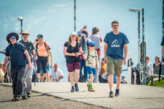 Zahlreiche Besucher und Wanderer auf dem Brocken im Harz am Pfingstsonntag. Warme Temperaturen und sonniges Feiertagswetter sorgten für starken Andrang auf den Wanderwegen und am Brockengipfel im Nationalpark Harz. Brocken Pfingstsonntag *** Numerous visitors and hikers on the Brocken in the Harz Mountains on Whit Sunday Warm temperatures and sunny holiday weather ensured that the hiking trails and the Brocken summit in the Harz National Park were very busy Brocken Whit Sunday