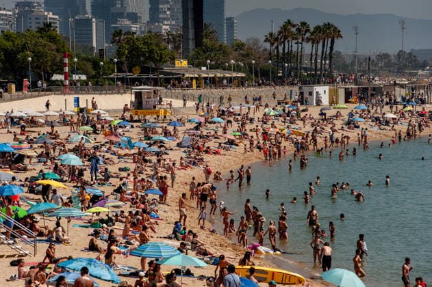 May 24, 2026, Barcelona, Spain: Beachgoers crowd and cool off at Nova Icaria beach in Barcelona, Spain, as warm temperatures reach the city during a busy tourist season. Barcelona Spain - ZUMAb137 20260524_fap_b137_013 Copyright: xJordixBoixareux