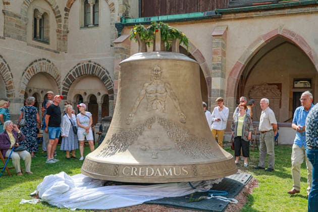 Oeffentliche Praesentation der Credamus-Glocke am Sonntag (24.05.2026) im Domgarten des Magdeburger Doms. Die 15 Tonnen schwere Bronzeglocke Credamus ( Lasst uns glauben ) wurde am Dienstag aus der traditionsreichen Glockengiesserei Grassmayr in Innsbruck (Oesterreich) nach Sachsen-Anhalt transportiert. Sie ist die groesste und letzte von insgesamt acht Glocken, die neu gegossen wurden. Das vollstaendige Gelaeut soll etwa 2030 2031 wieder im Dom erklingen. (Siehe epd-Meldung vom 24.05.2026) EDITORIAL USE ONLY *** Public presentation of the Credamus bell on Sunday 24 05 2026 in the cathedral garden of Magdeburg Cathedral The 15-ton bronze bell Credamus Let us believe was transported to Saxony-Anhalt on Tuesday from the traditional bell found Copyright: epd-bild ViktoriaxKuehne epd-Credamus-Glocke1-kopieren