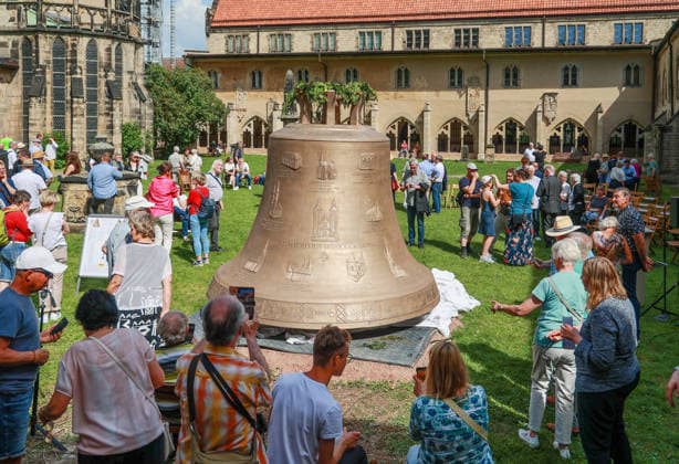 Oeffentliche Praesentation der Credamus-Glocke am Sonntag (24.05.2026) im Domgarten des Magdeburger Doms. Die 15 Tonnen schwere Bronzeglocke Credamus ( Lasst uns glauben ) wurde am Dienstag aus der traditionsreichen Glockengiesserei Grassmayr in Innsbruck (Oesterreich) nach Sachsen-Anhalt transportiert. Sie ist die groesste und letzte von insgesamt acht Glocken, die neu gegossen wurden. Das vollstaendige Gelaeut soll etwa 2030 2031 wieder im Dom erklingen. (Siehe epd-Meldung vom 24.05.2026) EDITORIAL USE ONLY *** Public presentation of the Credamus bell on Sunday 24 05 2026 in the cathedral garden of Magdeburg Cathedral The 15-ton bronze bell Credamus Let us believe was transported to Saxony-Anhalt on Tuesday from the traditional bell found Copyright: epd-bild ViktoriaxKuehne epd-Credamus-Glocke3-kopieren