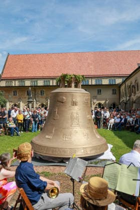 Oeffentliche Praesentation der Credamus-Glocke am Sonntag (24.05.2026) im Domgarten des Magdeburger Doms. Die 15 Tonnen schwere Bronzeglocke Credamus ( Lasst uns glauben ) wurde am Dienstag aus der traditionsreichen Glockengiesserei Grassmayr in Innsbruck (Oesterreich) nach Sachsen-Anhalt transportiert. Sie ist die groesste und letzte von insgesamt acht Glocken, die neu gegossen wurden. Das vollstaendige Gelaeut soll etwa 2030 2031 wieder im Dom erklingen. (Siehe epd-Meldung vom 24.05.2026) EDITORIAL USE ONLY *** Public presentation of the Credamus bell on Sunday 24 05 2026 in the cathedral garden of Magdeburg Cathedral The 15-ton bronze bell Credamus Let us believe was transported to Saxony-Anhalt on Tuesday from the traditional bell found Copyright: epd-bild ViktoriaxKuehne 220A3730