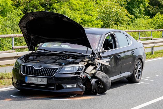 Motorrad kollidiert frontal mit PKW Fahrer schwerst verletzt Am 24.05.2026 kam es auf der L 3303 zwischen Pfungstadt und Griesheim zu einem Frontalzusammenstoß zwischen einem Motorrad und einem Skoda. Ein 41 Jahre alter Motorradfahrer wurde schwerst verletzt und mit einem Rettungshubschrauber nach Mannheim gebracht. Die 39 Jahre alte Autofahrerin erlitt einen Schock. An beiden Fahrzeugen entstand erheblicher Schaden, die Staatsanwaltschaft beauftragte einen Gutachter zur Unfallrekonstruktion. Die Polizei setzte zudem einen Hubschrauber für Luftbilder ein. Pfungstadt L 3303 Hessen Deutschland *** Motorcycle collides head-on with car Driver seriously injured On 24 May 2026, there was a head-on collision between a motorcycle and a Skoda